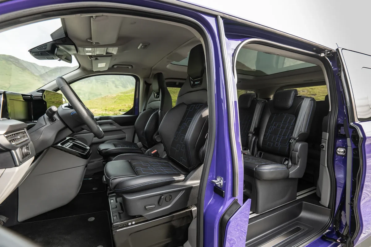 Eco-leather and suede seats with blue contrast stitching in the Tourneo Custom MS-RT