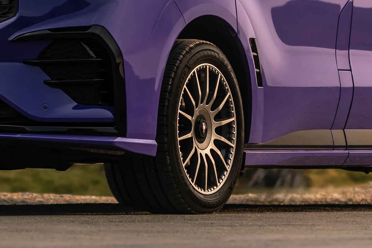 19-inch Anthracite alloy wheels with signature blue MS-RT brake callipers. 