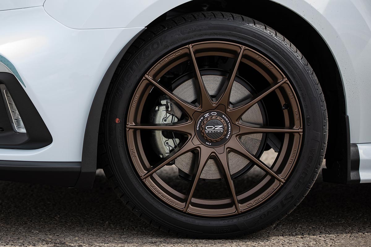 18-inch OZ Racing alloy wheels and Michelin tyres